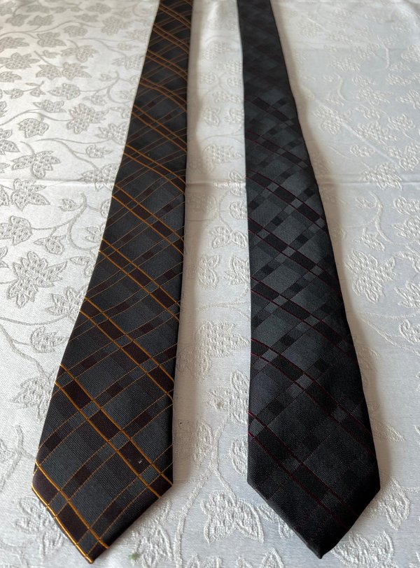Ruudullinen kravatti